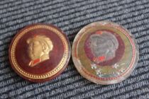 Cultural Revolution Mao Zedong statue Chapter Organic Glass Uniform pair without rear cover 38-40mm J37 11-12