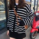 Mùa thu và mùa đông Áo khoác nữ đa năng của Hàn Quốc nhấn nhá sọc áo len dài tay retro áo khoác nịt ngực đơn áo kiểu đẹp sang trọng Áo len