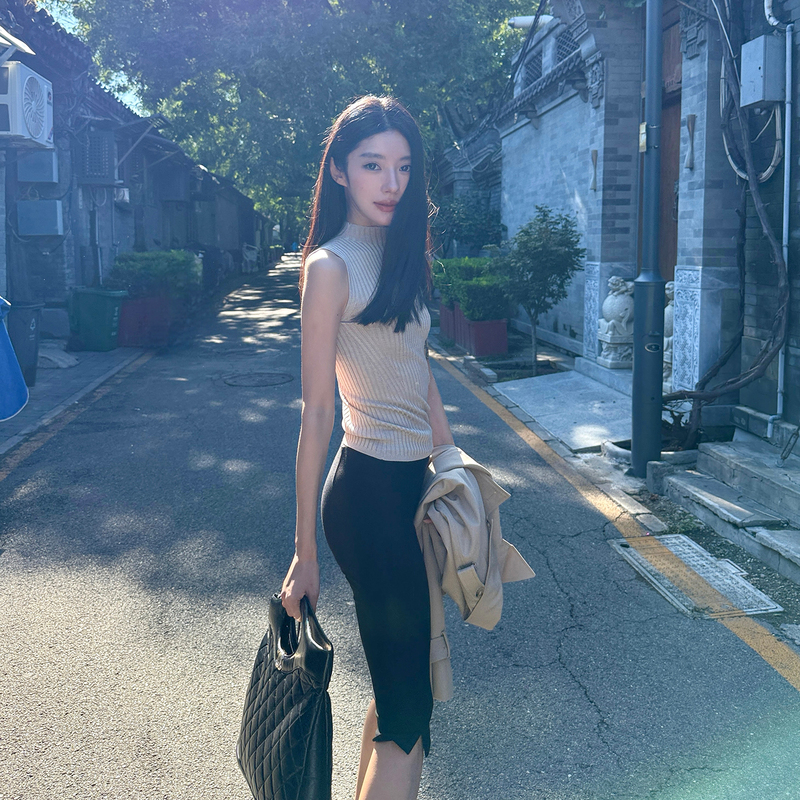 Beautiful Girl Rosie, a Fashion Blogger, Has a Pair of Capri Roman Knit Stretchy Slim-Fit Skinny Pants Beautiful Girl Rosie, a Fashion Blogger, Has a Pair of Capri Roman Knit Stretchy Slim-Fit Skinny Pants
