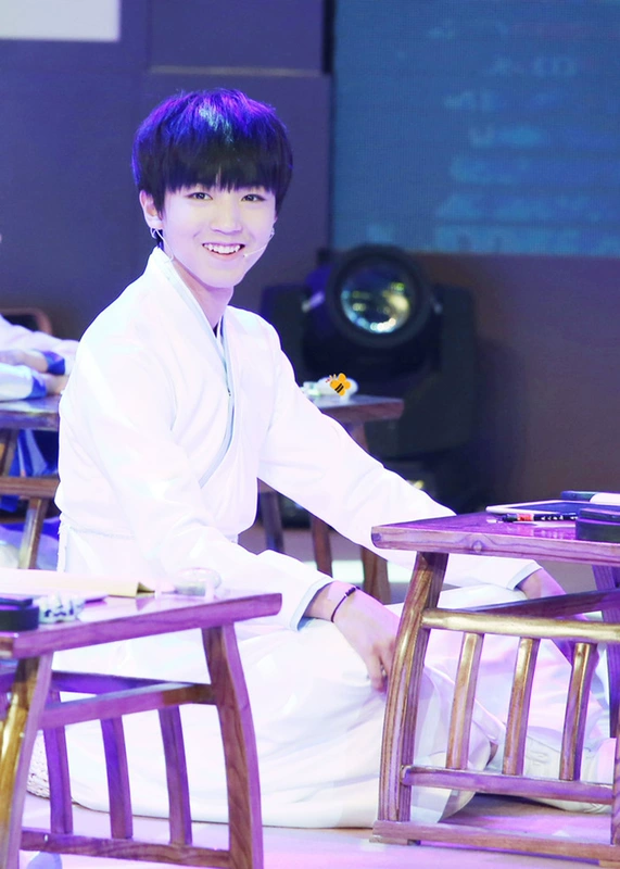 TFBOYS Wang Junkai với vòng tay đeo tay nam và nữ sinh viên làm bằng tay vòng lv