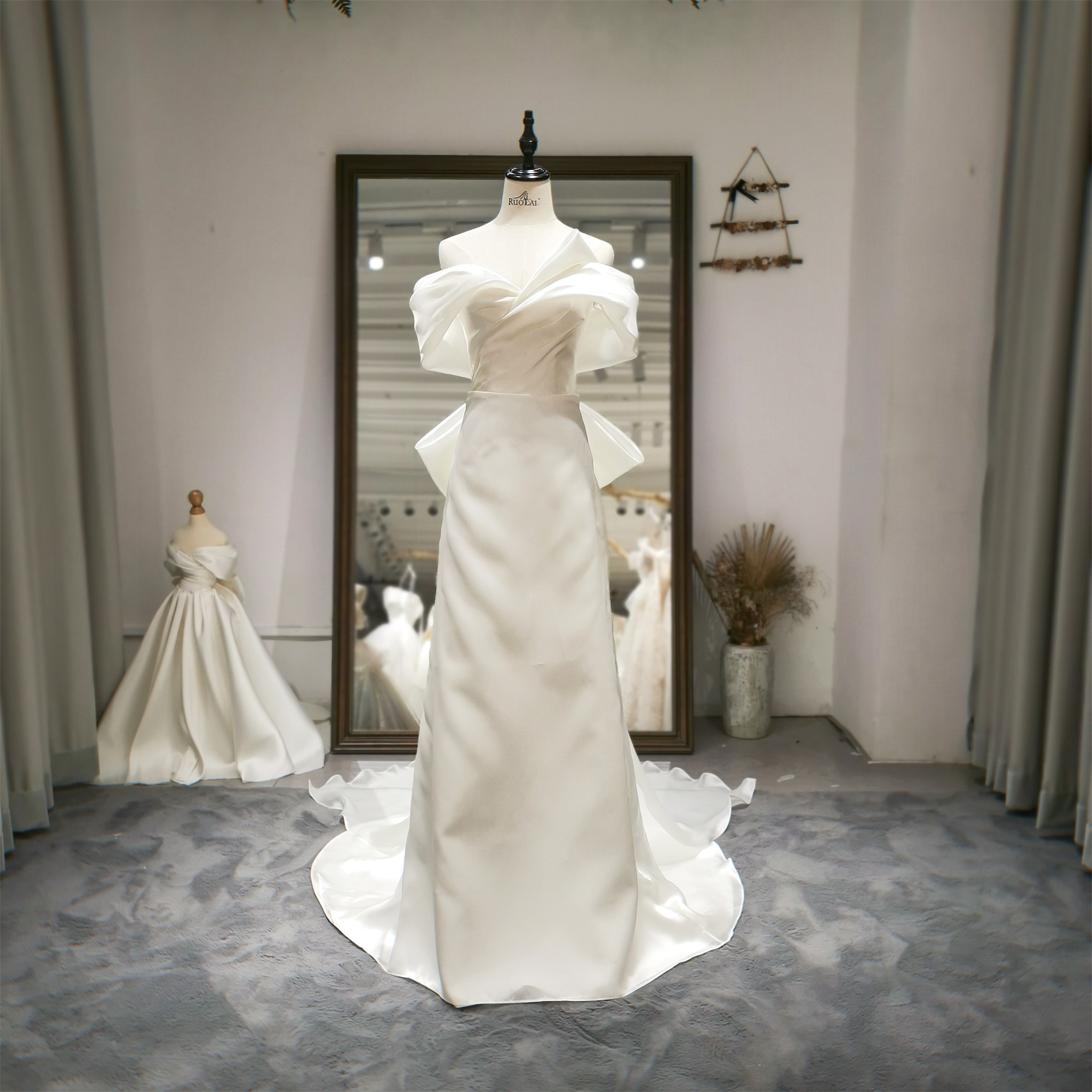 French bride, shoulder, simple satin fishtail wedding dough outdoor wedding banquet, butterfly knot repair main wedding dress French bride, shoulder, simple satin fishtail wedding dough outdoor wedding banquet, butterfly knot repair main wedding dress