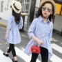 Quần áo trẻ em nữ 2018 mùa thu mới trẻ em áo sọc cotton ở trẻ lớn áo sơ mi bất thường váy thủy triều đồ cho bé gái