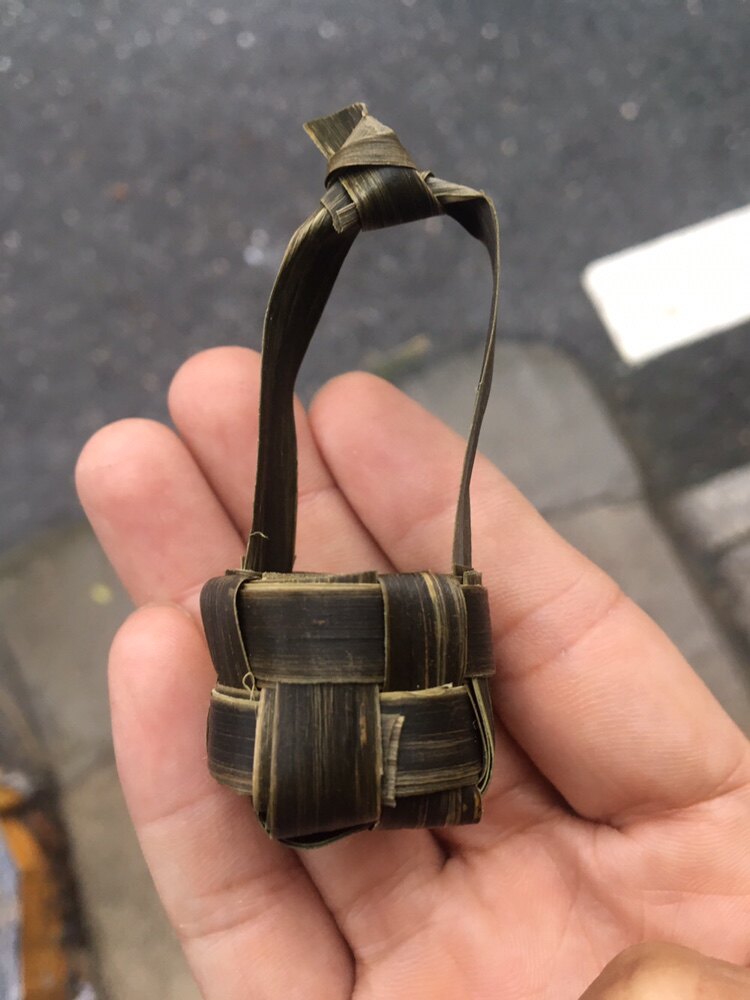 Brown woven grass woven miniature portable basket Basket air-dried palm leaf making Primary school students handmade class homework classroom practice