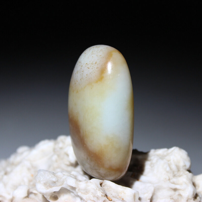 新疆和田玉原石85克糖白玉界限分明，雕刻大师力荐的顶级把件