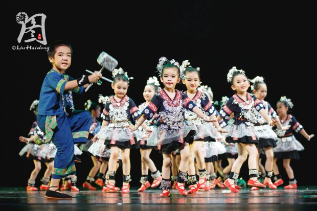 Xiaohe phong cách thứ chín mới trang phục trẻ em thợ bạc nhỏ Miao quốc tịch trang phục dân tộc một vài ngọn núi cao