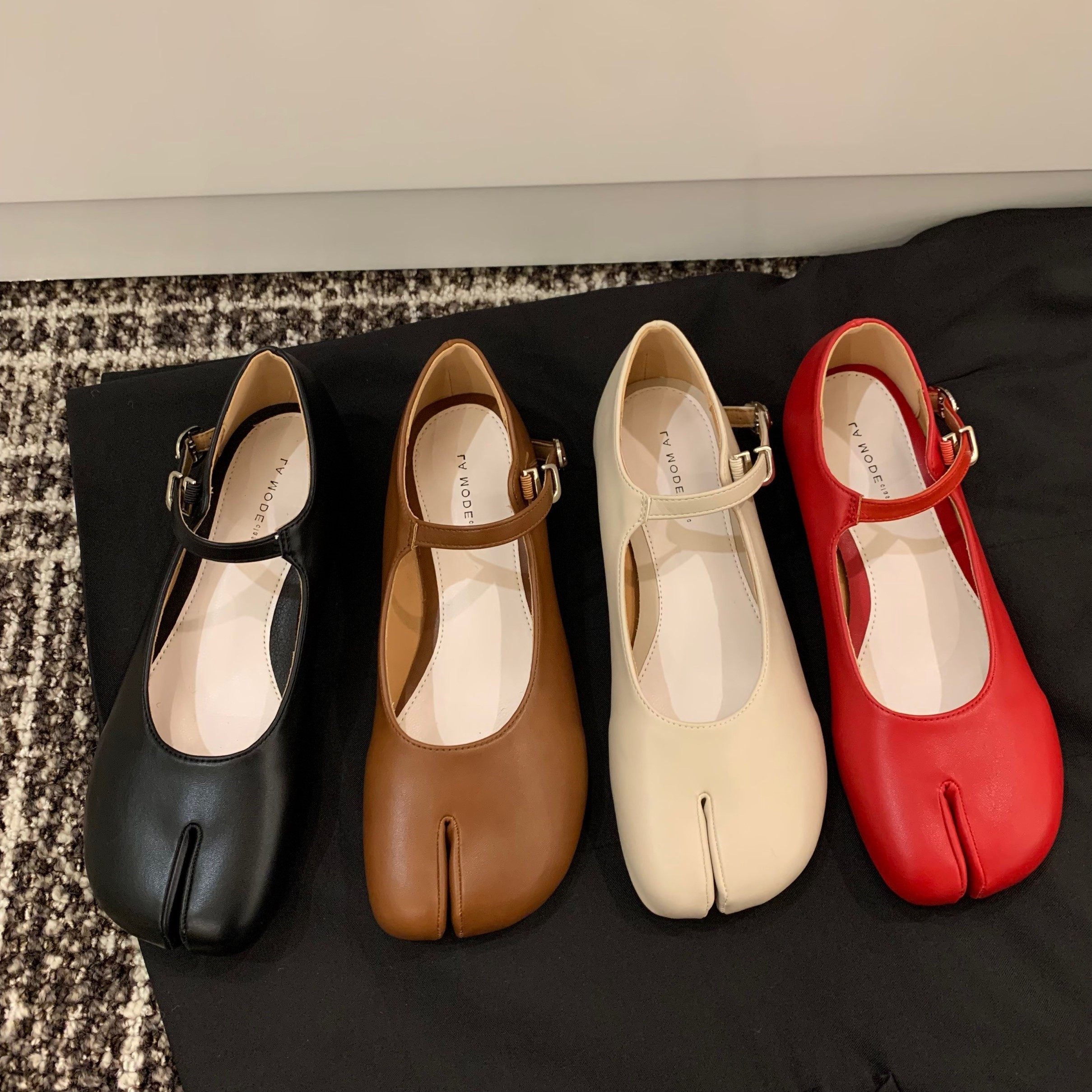 Soft cute pig's trotter~ITSK single shoes women's flat-bottomed lazy casual pig's trotters split-toed shoes Mary Jane shoes