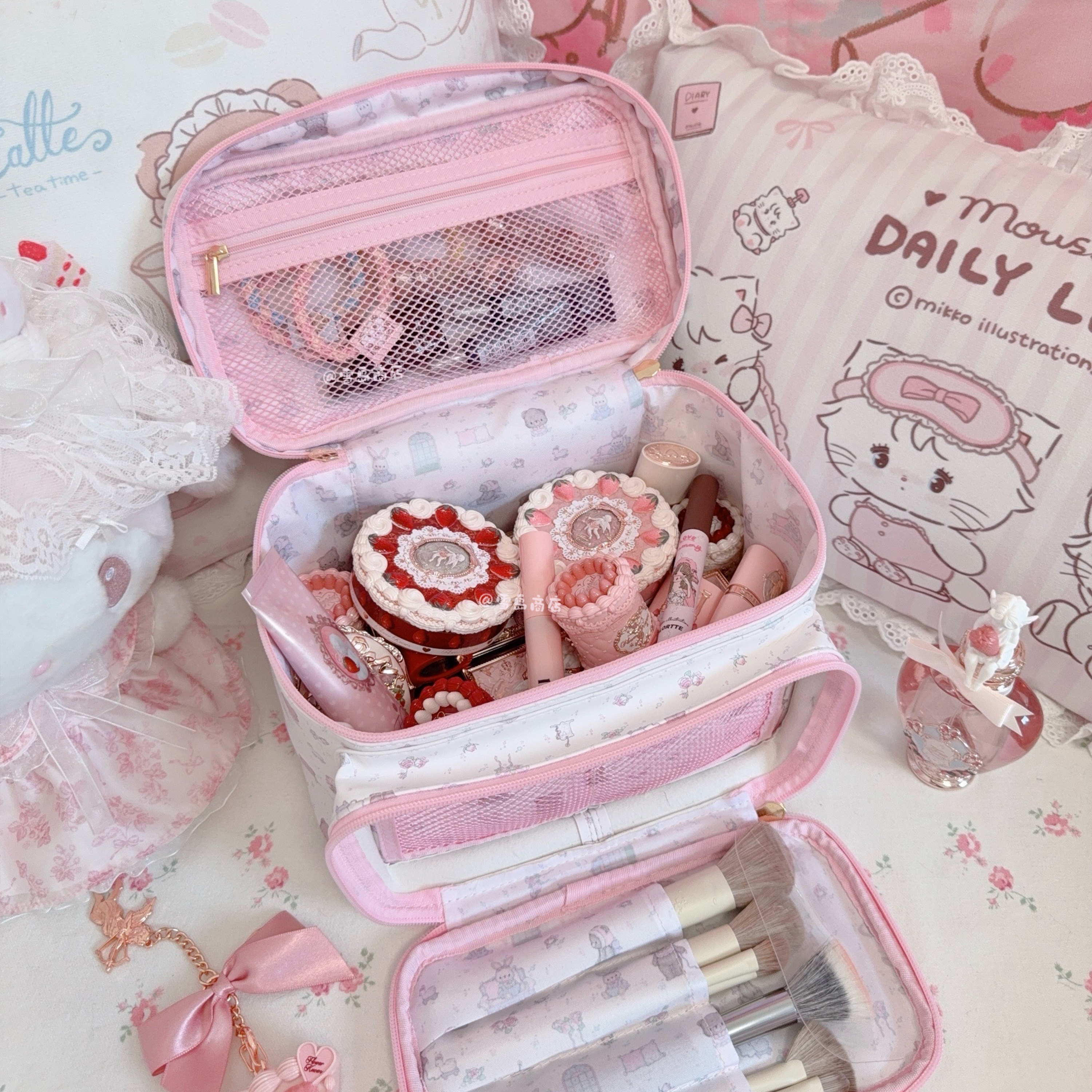 2025年必买:法式新款简约化妆包如何选择适合的便携分区大容量旅行收纳箱?