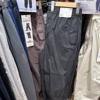 Uniqlo Мужской силуэт/парашютные брюки широко -изящные повседневные штаны Новые 463991