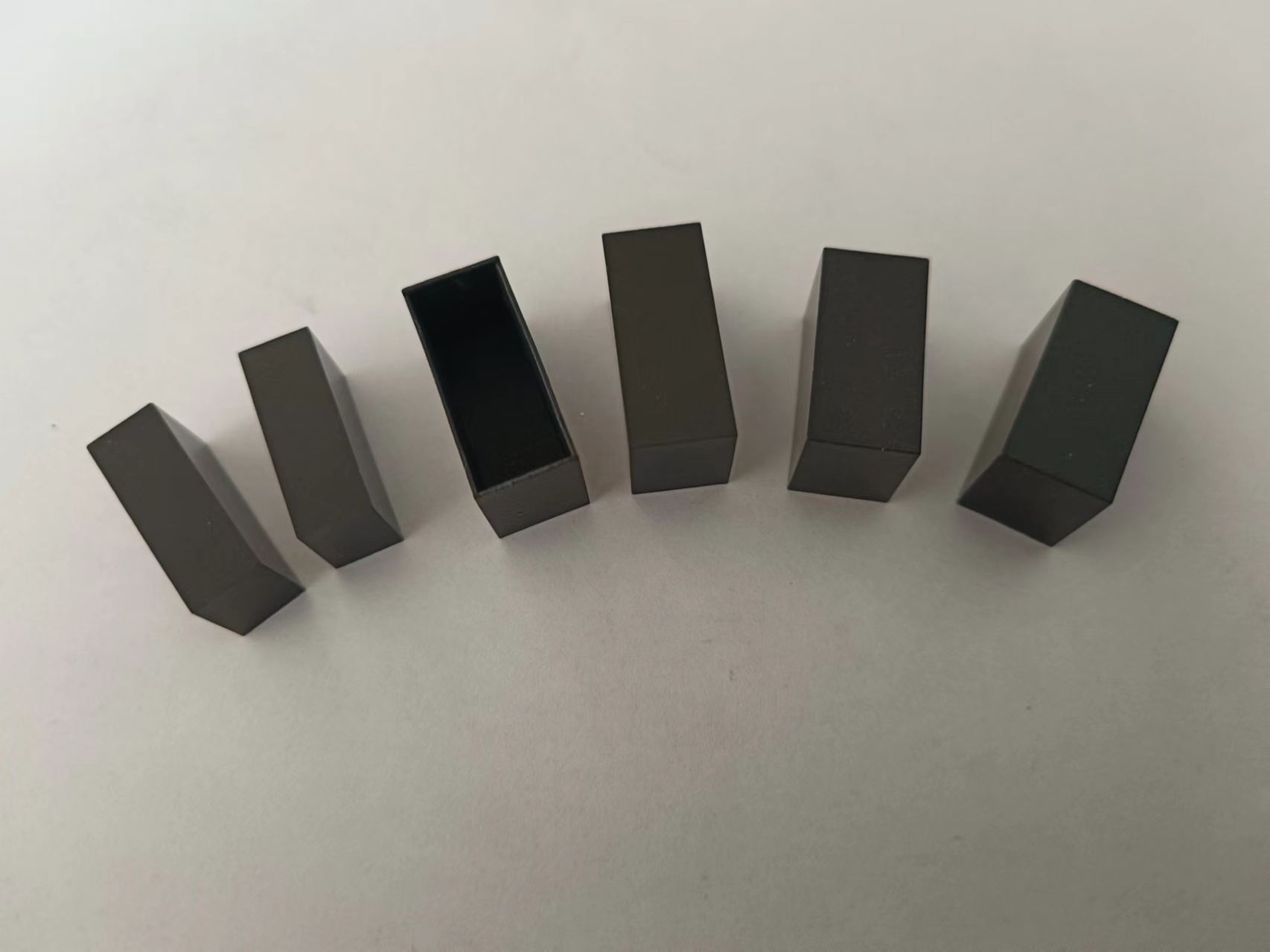 黑色塑料壳底座：DCDC隔离电源模块的核心守护者