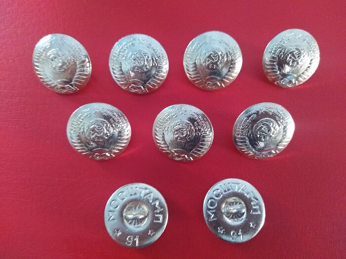 In 1991, the General's uniform button was a new metal