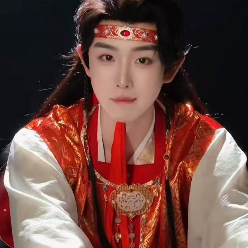 明代漢服の金色の花牡丹模様の四角襟鎧。ドラマ「紅楼夢」の賈宝玉のコスプレ。金糸織りの四角模様。