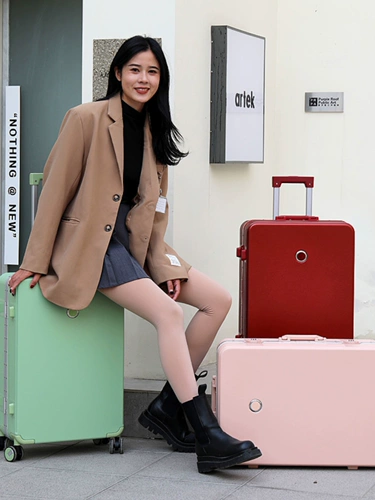 Красный чемодан, небольшая свежая универсальная коробка