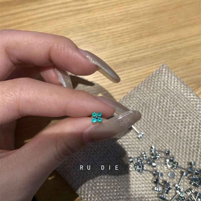 Like a Butterfly in the Wild, Mint Tea~Mini Four-Leaf Clover Ear Bone Stud, Titanium Steel, Small Cochlear Stud, High-End Earrings