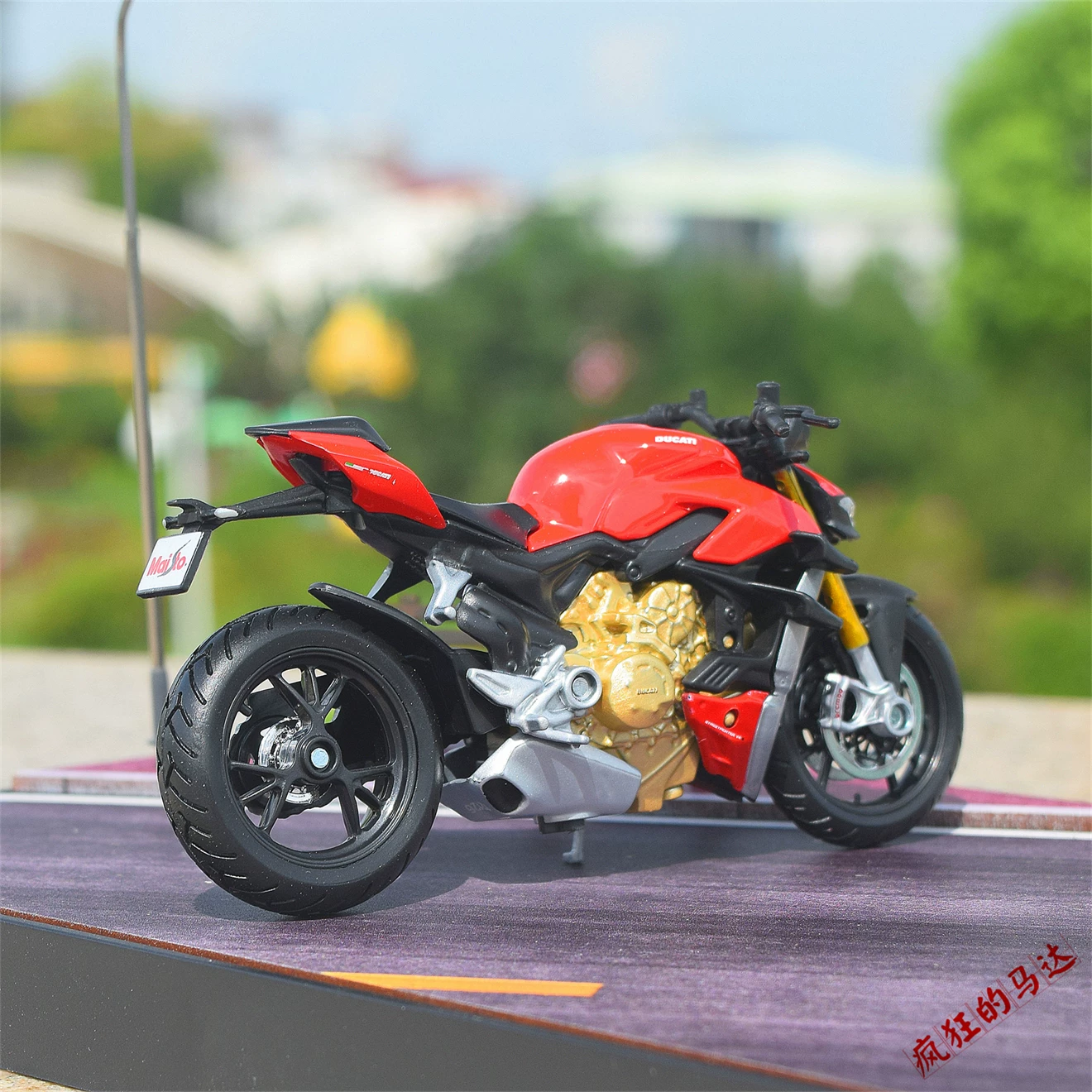 Модель мотоцикла Meritor Figure 1/18 Ducati SUPER NAKED V4 S Su 1199 Street Fighter