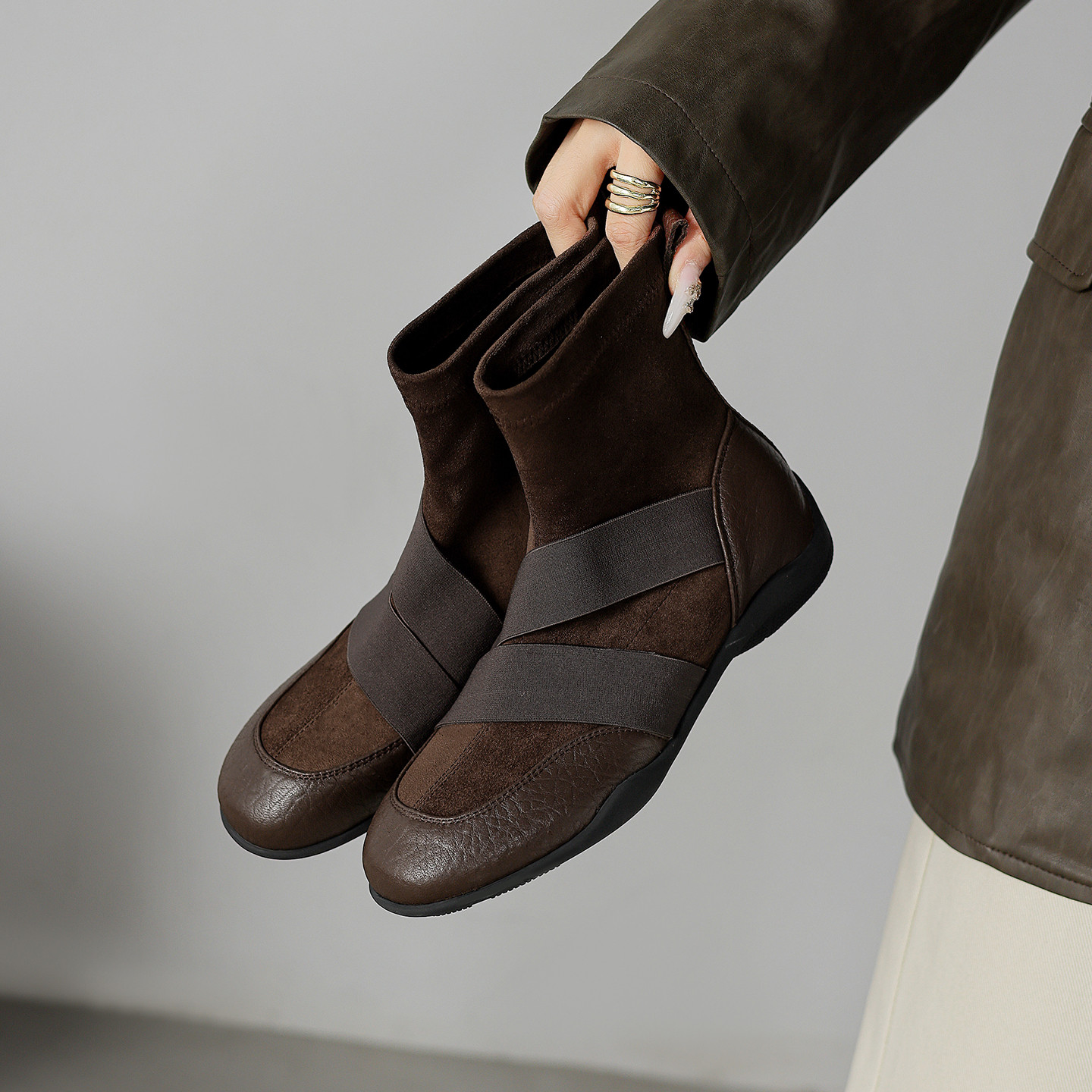 Жужу - это удобно!Смысл нишевого дизайна - это тонкие и модные детские кожаные полусапожки в корейском стиле с милым литературным темпераментом.