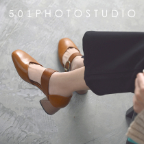 Wenzhou shoe photography shop owner wind womens shoe foot model shooting Korean simple chic style cement floor