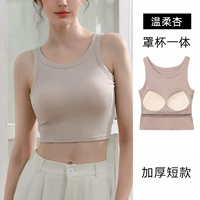 Короткий абрикосовый топ с чашечками