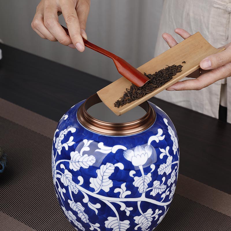 Hand made blue and white porcelain tea pot seal moisture in large number 1 catty household ceramics pu 'er tea storage tanks