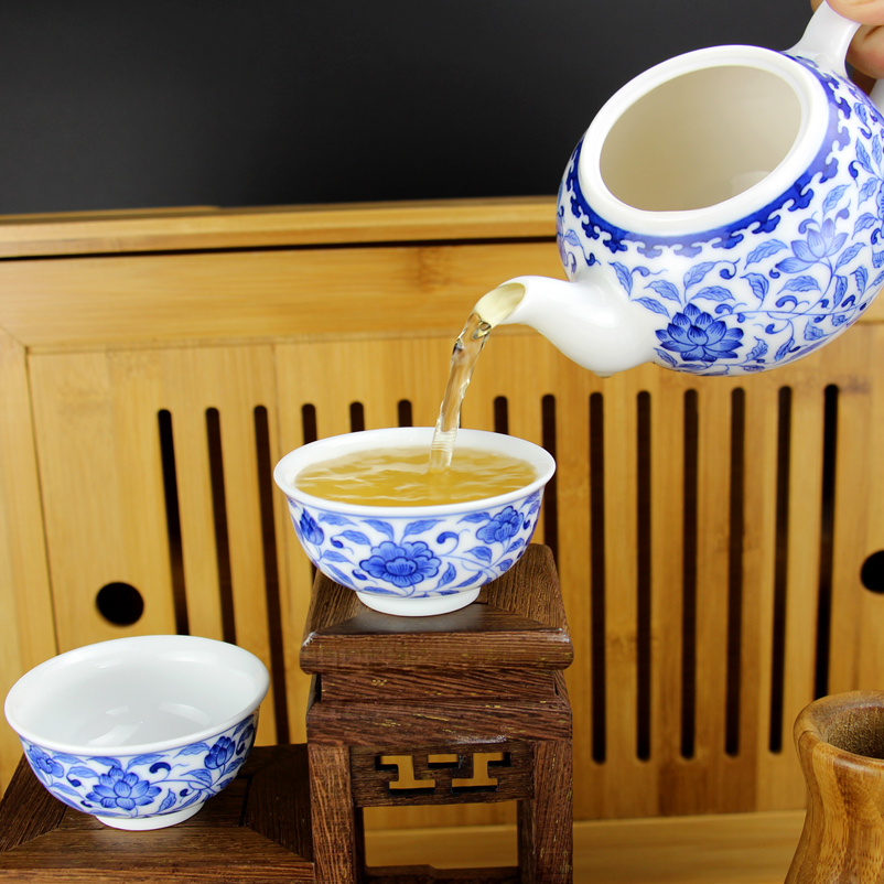 High - grade hand - made jingdezhen blue and white porcelain glaze color under the kung fu tea set with manual painting of a complete set of 8 head lotus flower