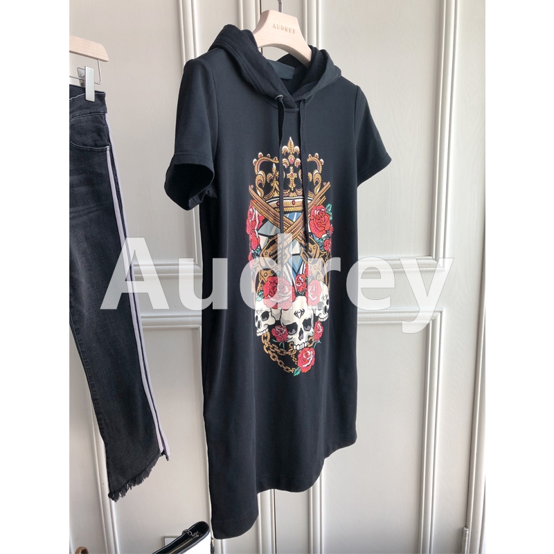 CHAO has textured guns, roses, skulls, hot diamonds, street fashion, hooded sweatshirts, T-shirts, short-sleeved mix and match