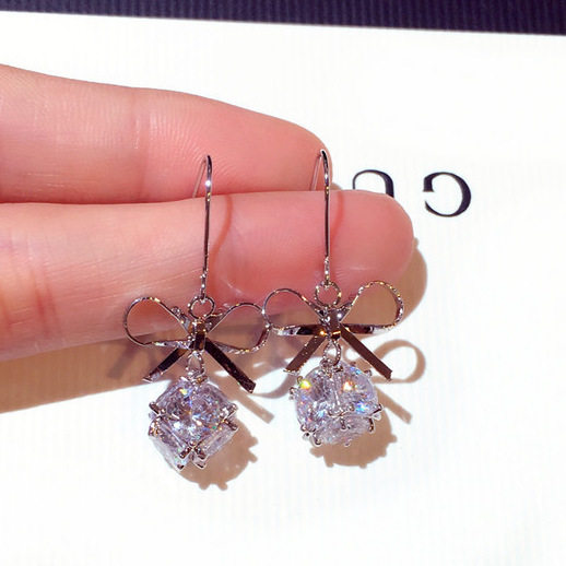 East Gate 2022 New Tide Fashion South Korea Earrings Delicate Inlaid Water Drilling Butterfly Knot Temperament Ear Pints