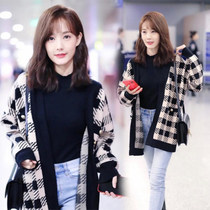 22 Chunqiu Li Yiyi Tong stars the same black and white plaid loose V collar knit cardiovert jacket with a long fur coat female