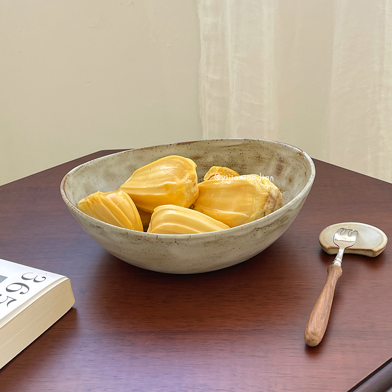 A Small Shop, a Large Ingot, and Another Large Dish for Serving Food, Jingdezhen Coarse Pottery, Oval Deep Dish for Serving Food