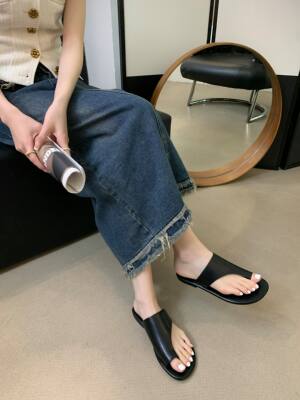 2026 New minimalist style button-toed flat sandals, ins style, comfortable and casual vacation outerwear, flip-flops