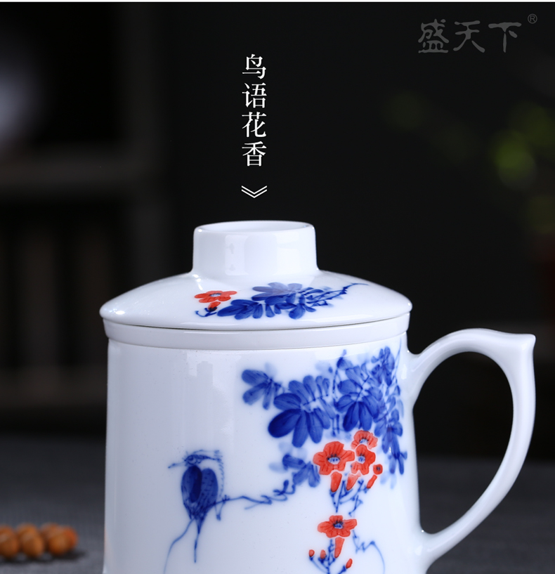 The Fill the jingdezhen blue and white porcelain hand - made teacup tea cup tea separation filter with cover office personal cup