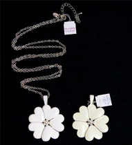 (lzw-167)Vintage antique lone Sophia marking white flower necklace pendant