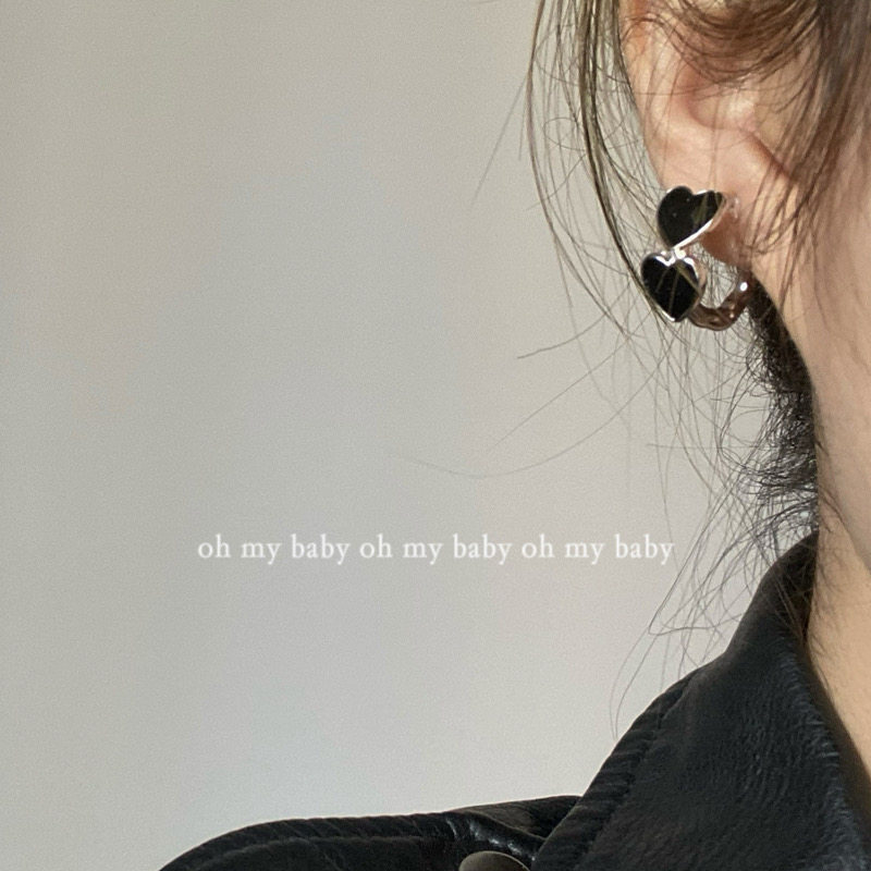 No earhole can also wear a black loving-shaped circa ear clip without earhole 100 hitch a sweet and hot girl