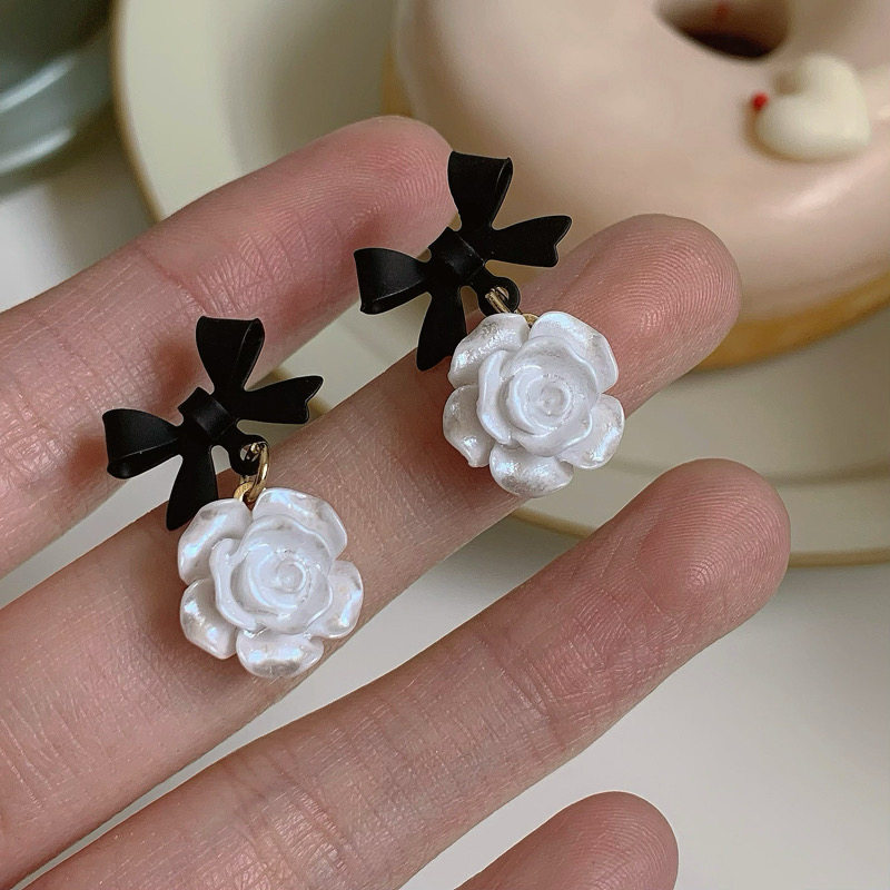 You can wear black bow three-dimensional white rose stud earrings without ear piercings. Gentle commute