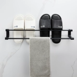 Санитарные тапочки на стенах висящих туалетов для хранения обуви