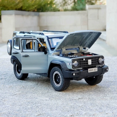 Реалистичный танк, внедорожный легкосплавный автомобиль, модель автомобиля, игрушечная машина со светомузыкой, масштаб 1:24, подарок на день рождения