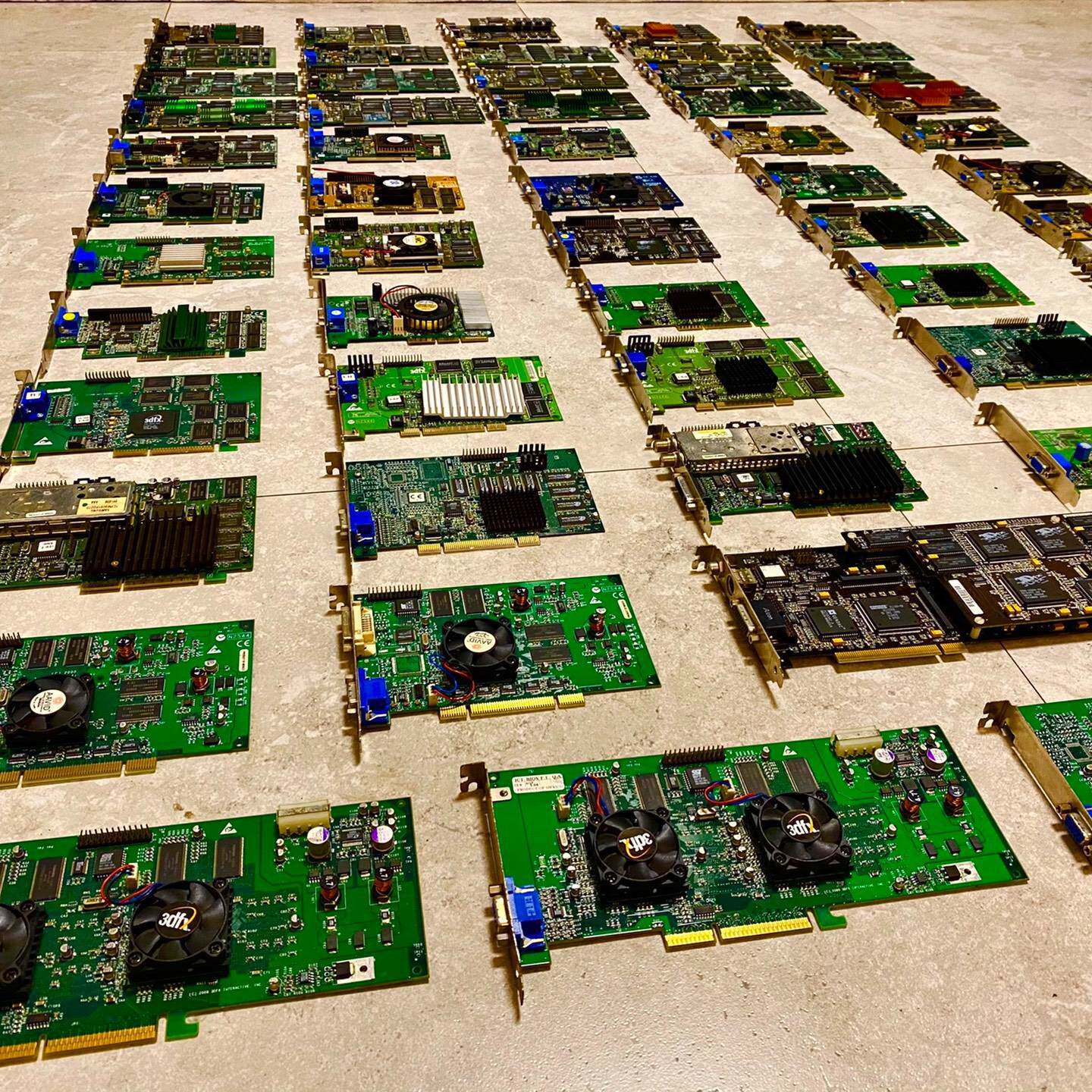 Ремонтируемая видеокарта 3dfx Voodoo с 12-мегабайтной видеопамятью voodoo1, производительность которой близка к v2 Изображение 1