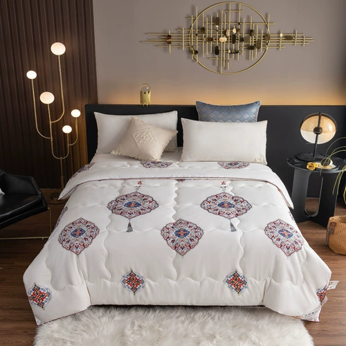 В четырех сезонах было утолщенное стеганое одеяло, а два сезона были теплыми и теплыми.