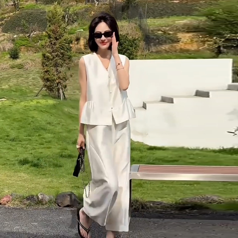 Relaxed and Casual Vest and Wide-Leg Pants Two-Piece Set 2026 New Style High-End Summer Fashion Age-Reducing Outfit Set for Women