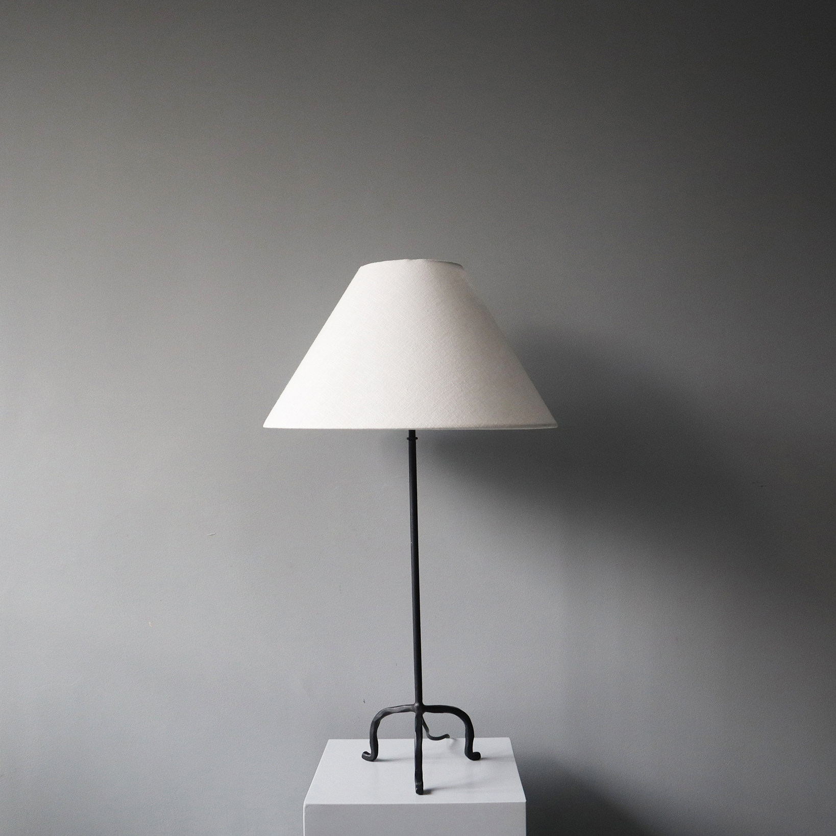 Collection of objects) Modern minimalist iron art table lamp Silence Windproof Lamps Linen Lampshades Hotel Folk Juku Home Decoration Pendulum