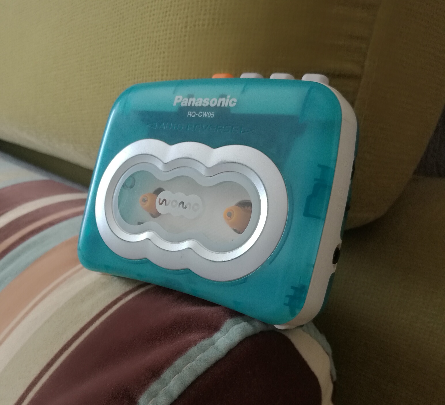 Beautiful deep blue color Panasonic RQ-CW05 Tape walkman cassette player single player 2 hands