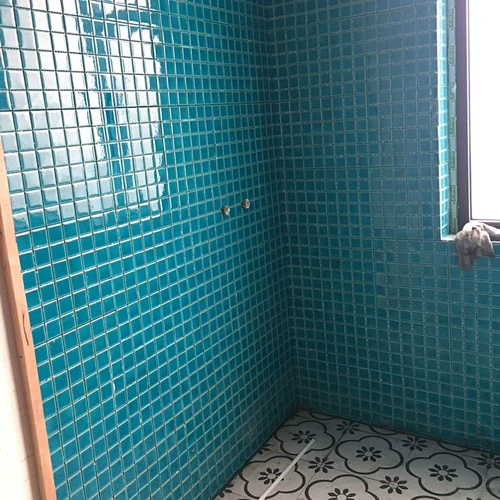 Керамическая мозаика в ванной комнате Средиземноморья Средиземноморья.