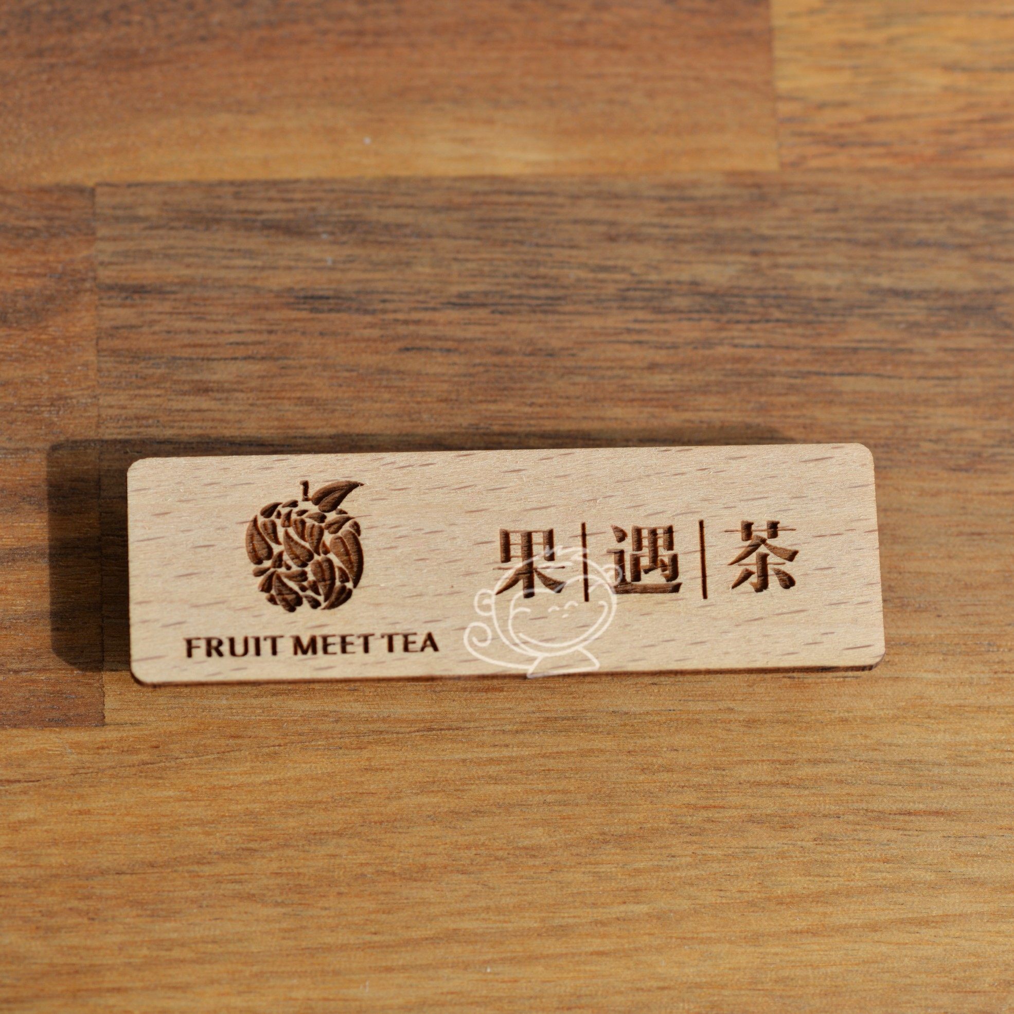 Customized solid wood magnetic suction high-grade chest brand personality DIY beech wood brand restaurant wooden carving staff brand