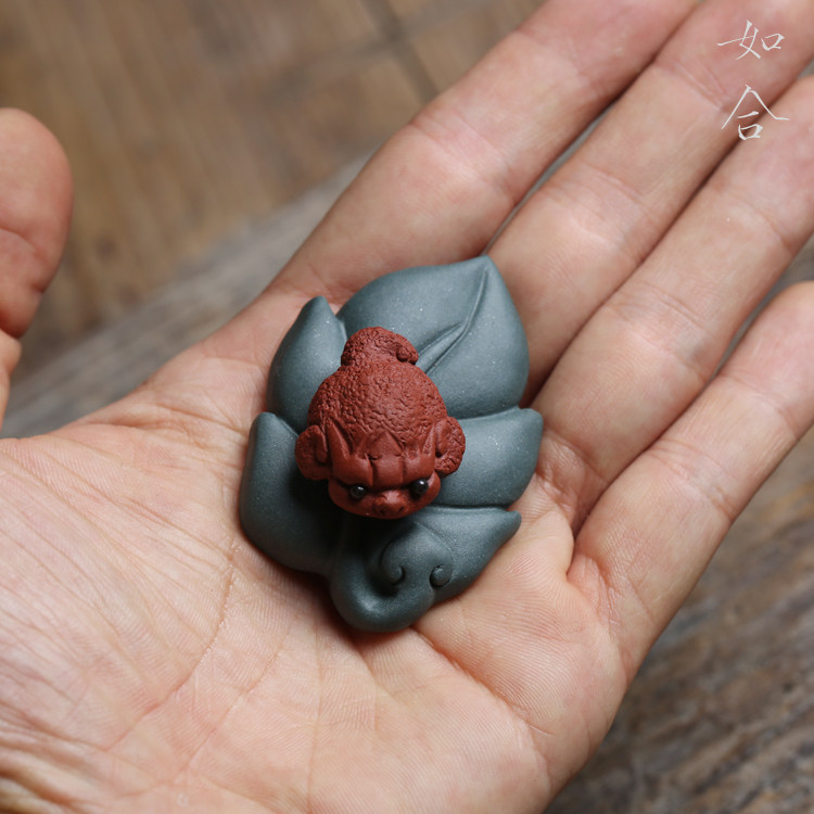 Yixing purple sand small tea pet a leaf has a wealth of money small golden Chan Zhu mud tea pet tea play mini ornaments