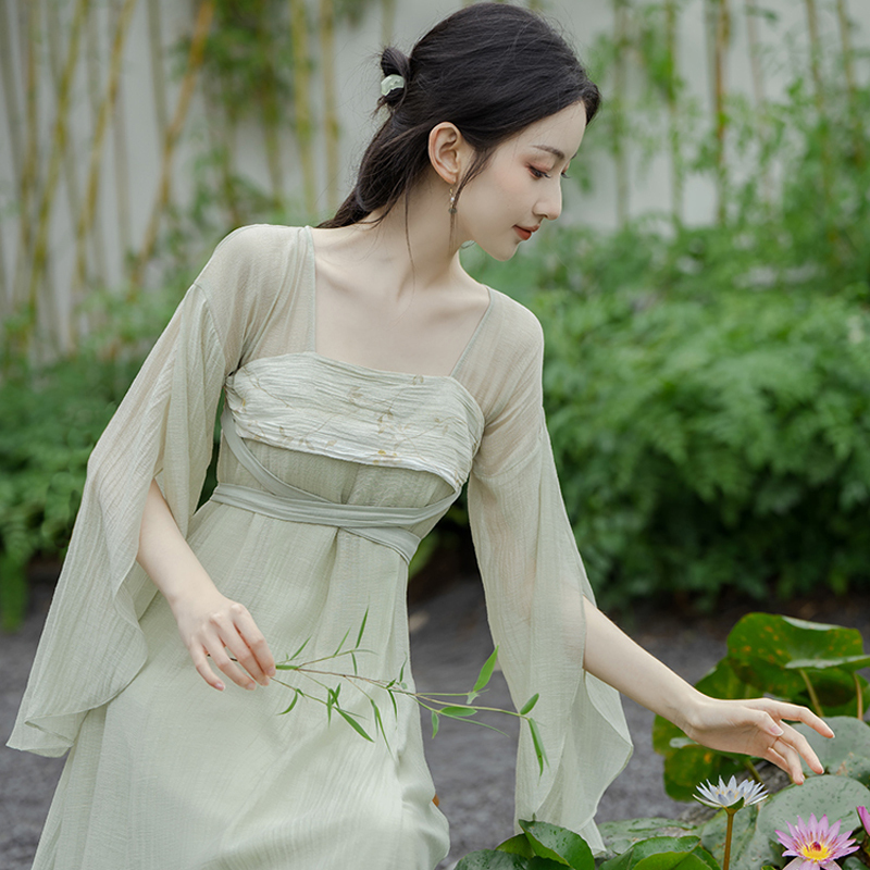 New Chinese-Style Dress with Traditional Elements, Suitable for Everyday Wear, with a Fairy-Like Aura, and Suitable for Work, a Modified Version of Hanfu