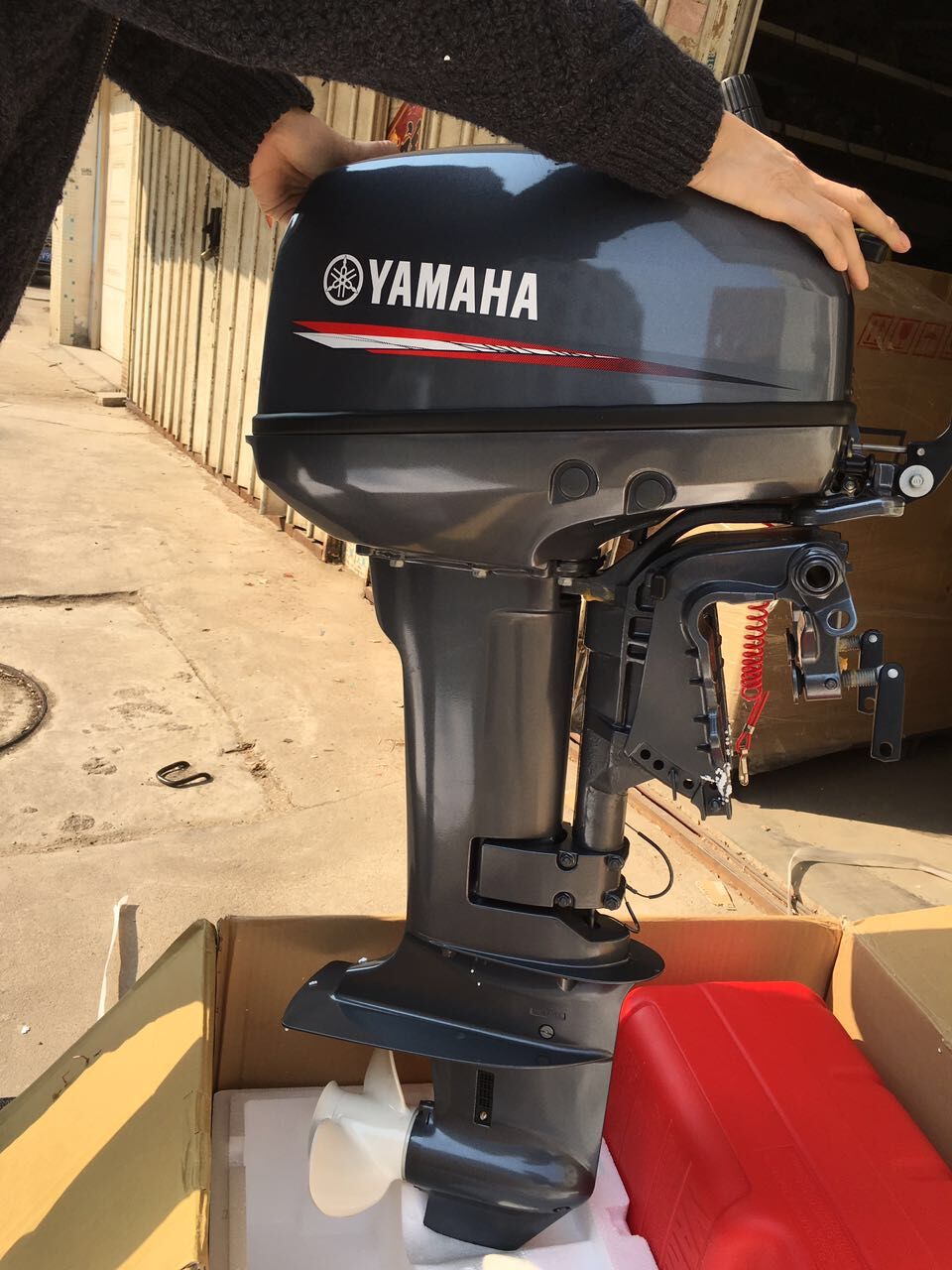 Originally installed Nissan Mountain Leaf boat outboard motor outboard motor 15 horsepower 2 flush hanging paddle machine thruster fiberglass boat