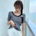 Mùa hè 2020 áo mới mỏng cổ chữ U của sinh viên Áo sơ mi tay ngắn chạm đáy Hàn Quốc áo thun dệt kim sọc ngắn Quần áo nữ hàng đầu - Cộng với kích thước quần áo