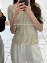 Clearance does not return the original 69 yuan KITTIN button without money series Korean version of chic slim small vneck short sleeve