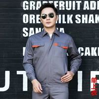 Верхний карман темно-серого цвета с зубцами.