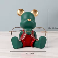 Сладкая и сильная стойка для медведей в темно -зеленом