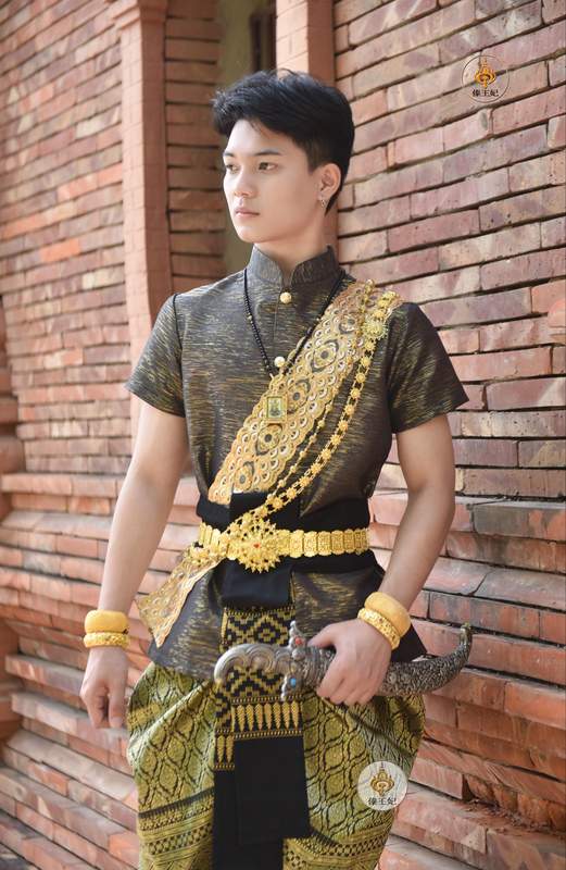 Thai Men's Fitted Retro Modern Traditional Casual Travel Photography Work Reception Short-Sleeved Sarong Pants Runway Photo Shoot Outfit Thai Men's Fitted Retro Modern Traditional Casual Travel Photography Work Reception Short-Sleeved Sarong Pants Runway Photo Shoot Outfit