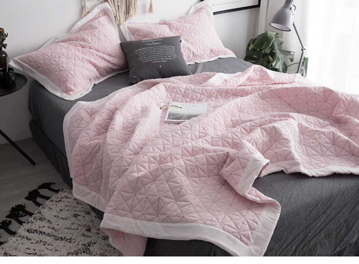 Chiếc giường rất linh hoạt bởi tấm trải giường bằng vải cotton được giặt. ra giường cotton